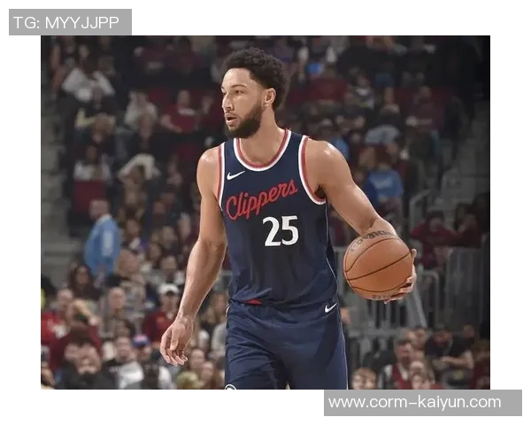 本西蒙斯无球可打 却与尼克杨前女友以及美艳健身网红出海垂钓